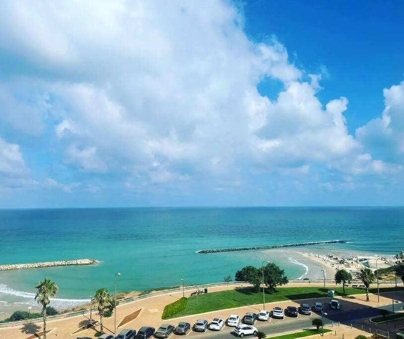 Beautiful 2-Bedroom Sea-View Apartment Netánja Kültér fotó