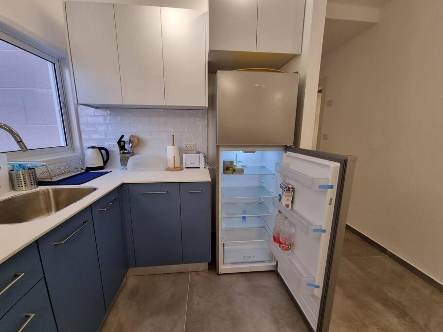 Beautiful 2-Bedroom Sea-View Apartment Netánja Kültér fotó