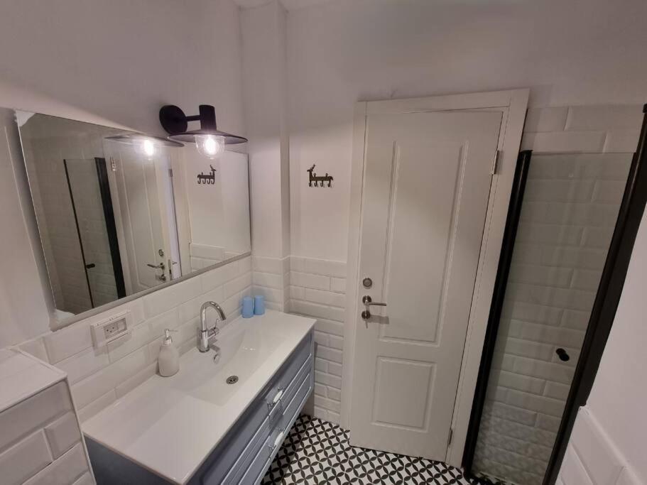 Beautiful 2-Bedroom Sea-View Apartment Netánja Kültér fotó
