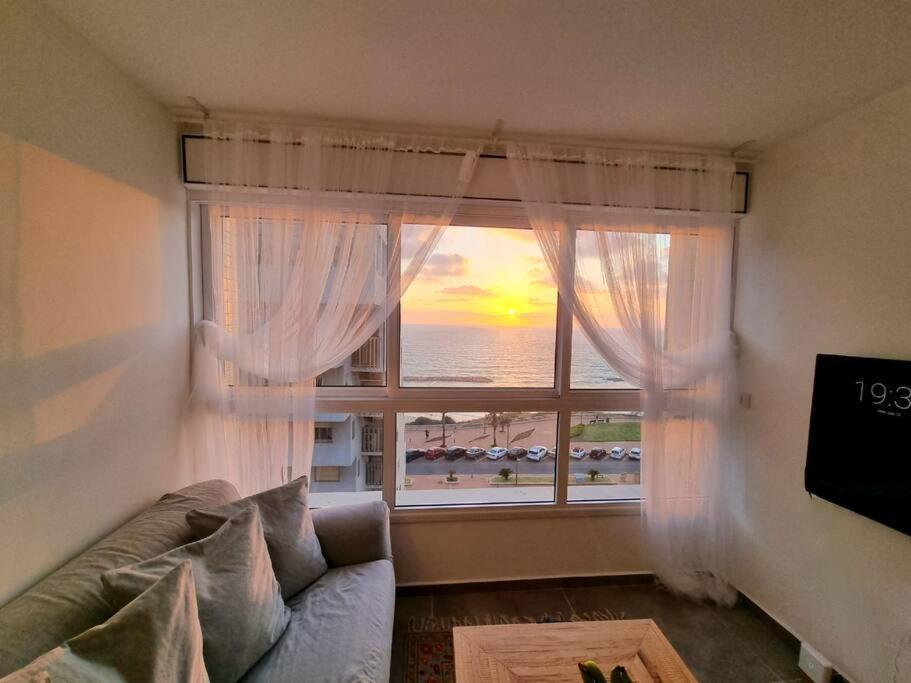 Beautiful 2-Bedroom Sea-View Apartment Netánja Kültér fotó
