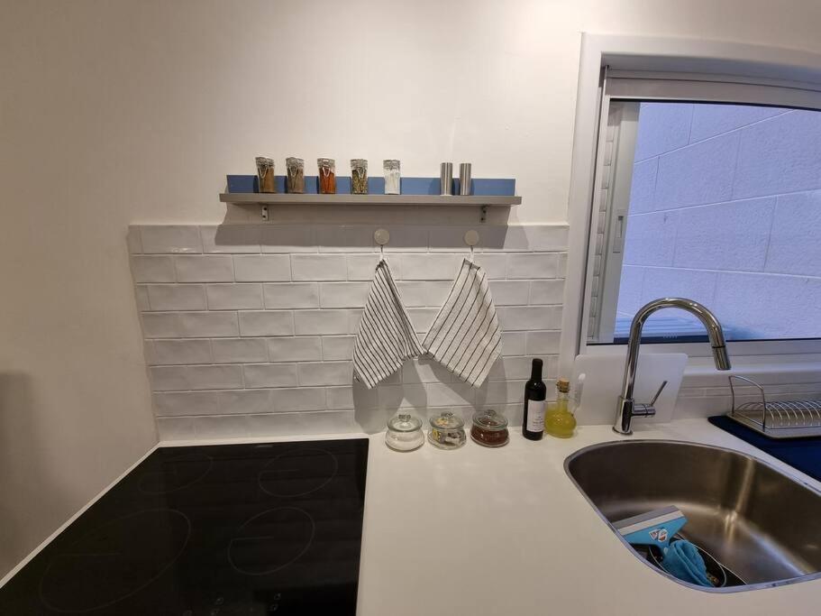Beautiful 2-Bedroom Sea-View Apartment Netánja Kültér fotó