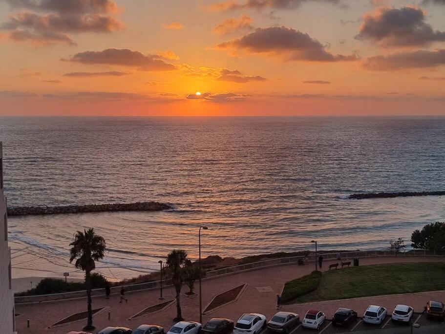Beautiful 2-Bedroom Sea-View Apartment Netánja Kültér fotó